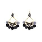 Oorbellen-Pompon-Glam-zwart-zwarte-statement-oorbellen-met-stenen-wollen-bolletjes-yehwang-sieraden-kopen-bestellen-Photoroom