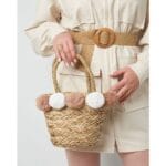 Rieten Handtas Pompoms beige witte bolletjes-rieten-riet-hantassen-beige-en-witte-bolletjes-lang-hengsels-strandtassen-kopen-bestellen-model 1