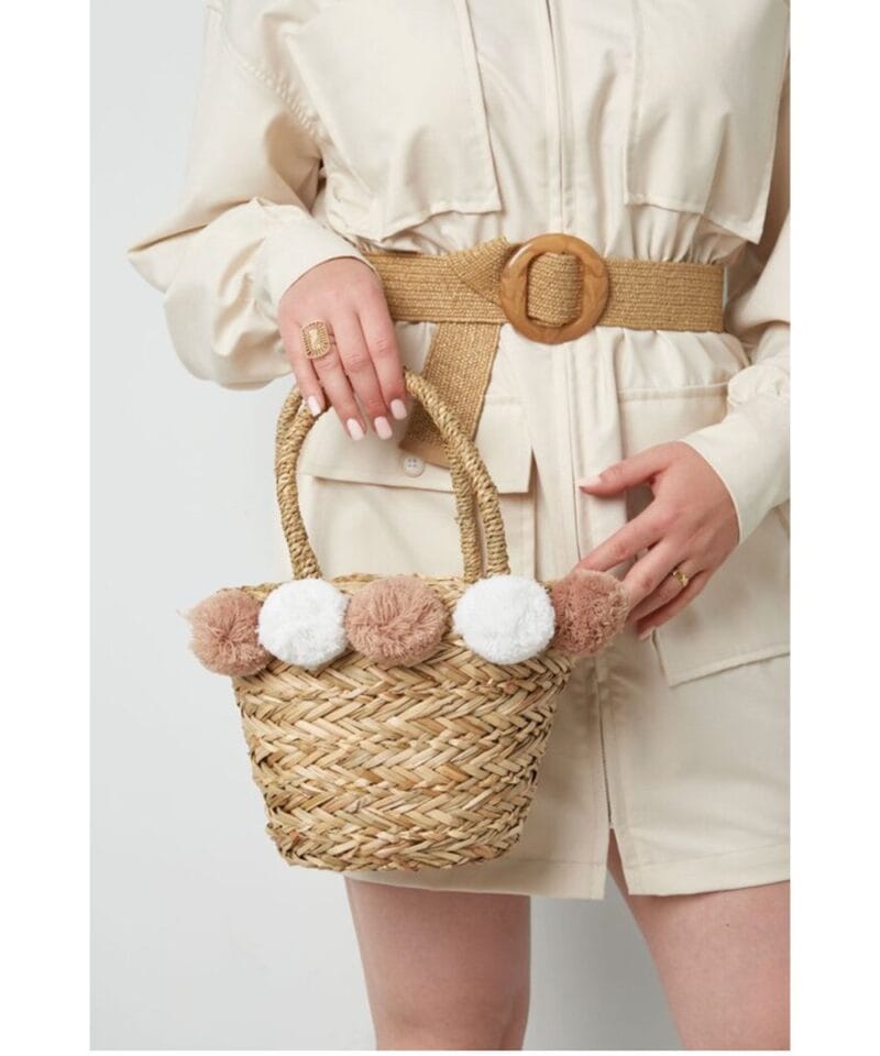 Rieten Handtas Pompoms beige witte bolletjes-rieten-riet-hantassen-beige-en-witte-bolletjes-lang-hengsels-strandtassen-kopen-bestellen-model 1