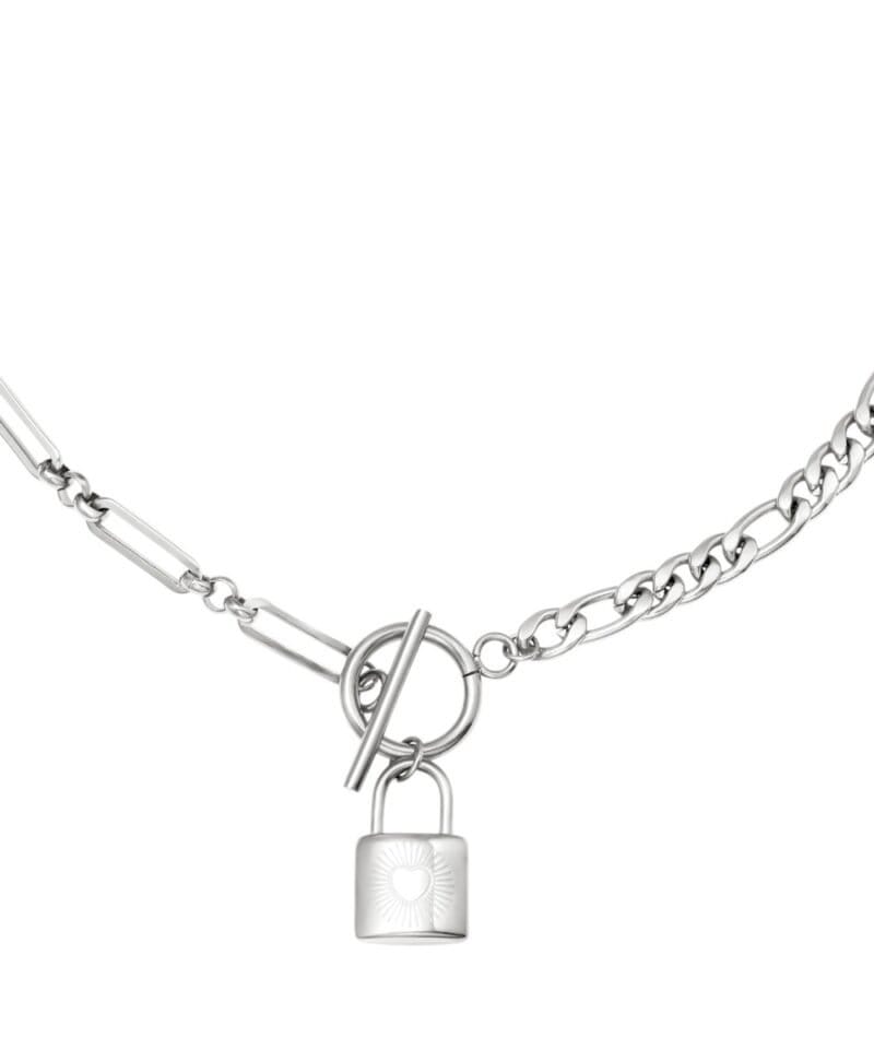 Schakelketting-Chain-Lock-zilver zilveren-schakelketting-slot-bedel-met-hartje-love-tekst-achter-yehwng-sieraden-kopen-bestellen-Photoroom