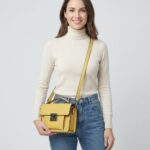Schoudertas-Festival-Must-geel-gele-kunstlederen-dames-tassen-itbags-voorvakje-donker-zilver-beslag-tassen-online-bestellen-model
