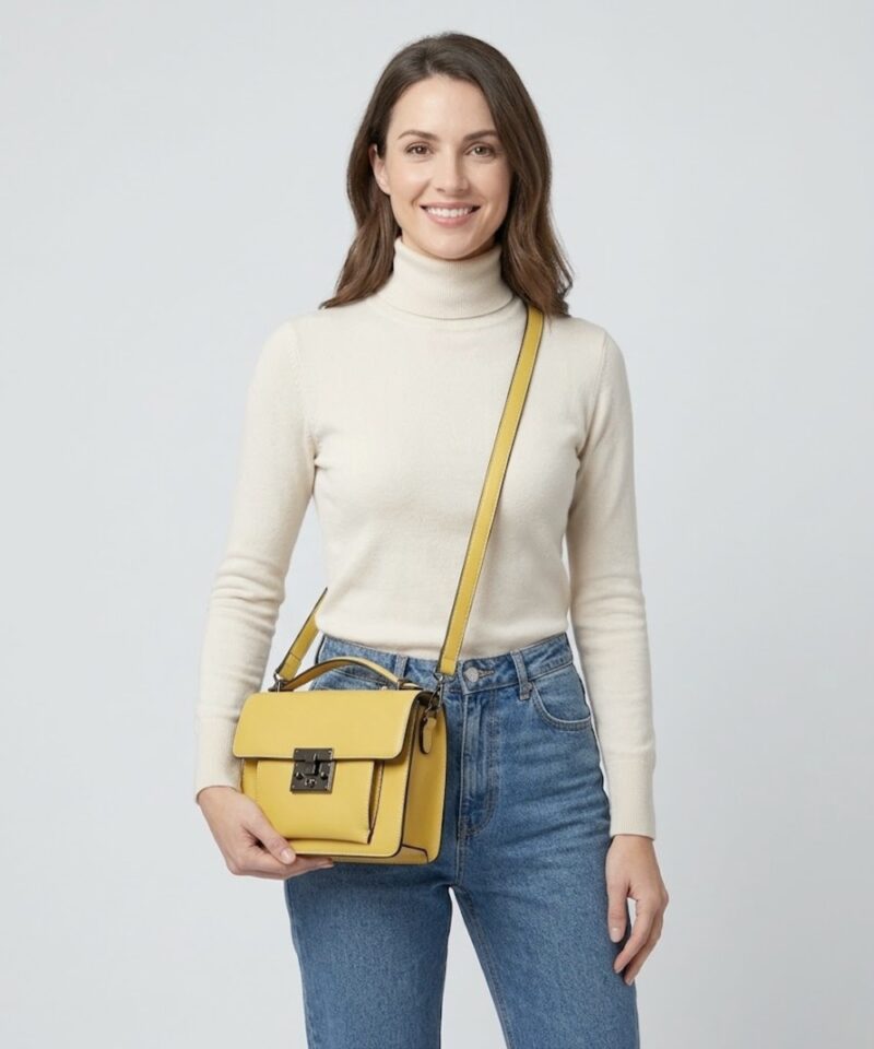 Schoudertas-Festival-Must-geel-gele-kunstlederen-dames-tassen-itbags-voorvakje-donker-zilver-beslag-tassen-online-bestellen-model
