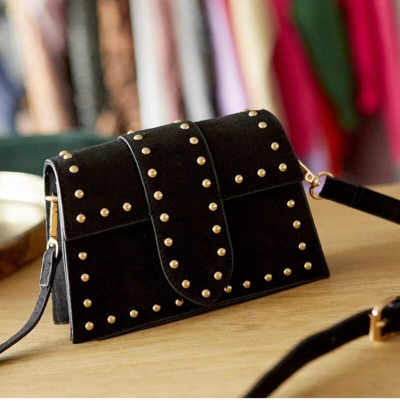 Schoudertas-Pretty-Studs-zwarte-zwart-suede-suedine-tassen-gouden-studs-kpen-bestellen-achter