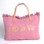 Strandtas Cest La Vie-roze-pink-Canvas-strandtassen-met-tekst-leren-bandjes-trendy-zomer-bags-beachbags-kopen-bestellen