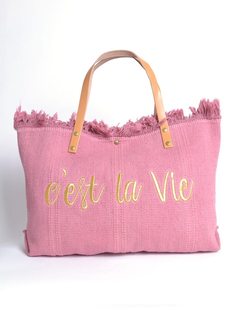 Strandtas Cest La Vie-roze-pink-Canvas-strandtassen-met-tekst-leren-bandjes-trendy-zomer-bags-beachbags-kopen-bestellen