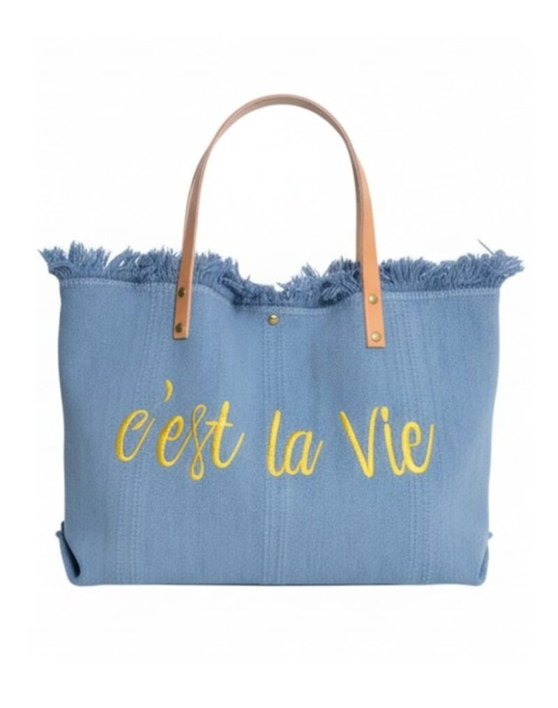 Strandtas-cest-la-vie-licht-blauw -Canvas-strandtassen-met-tekst-leren-bandjes-trendy-zomer-bags-beachbags-kopen-bestellen