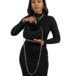 Suede Handtas Studs en Gold Chain zwart zwarte chique kleine handtas gouden studs en kettinghengsel crossbodytassen kopen bestellen model