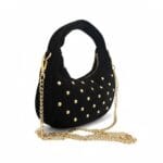 Suede Handtas Studs en Gold Chain zwart zwarte chique kleine handtas gouden studs en kettinghengsel crossbodytassen kopen bestellen zijkant