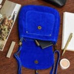 Suède Schoudertas Boho kobalt blauw blauwe suede schoudertassen boho tas met kwastje leer italiaans suede kopen bestellen detail