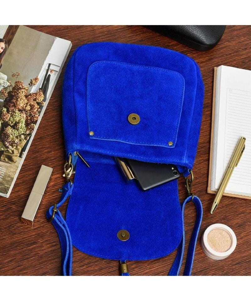 Suède Schoudertas Boho kobalt blauw blauwe suede schoudertassen boho tas met kwastje leer italiaans suede kopen bestellen detail