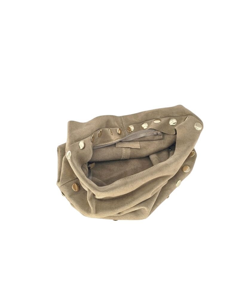 Suede Schoudertas Gouden Studs taupe trendy suede hobo tas grote gouden studs kopen bestellen zij open