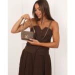 Suede Schoudertas taupe gouden sierslot suede schoudertasjes kopen bestellen