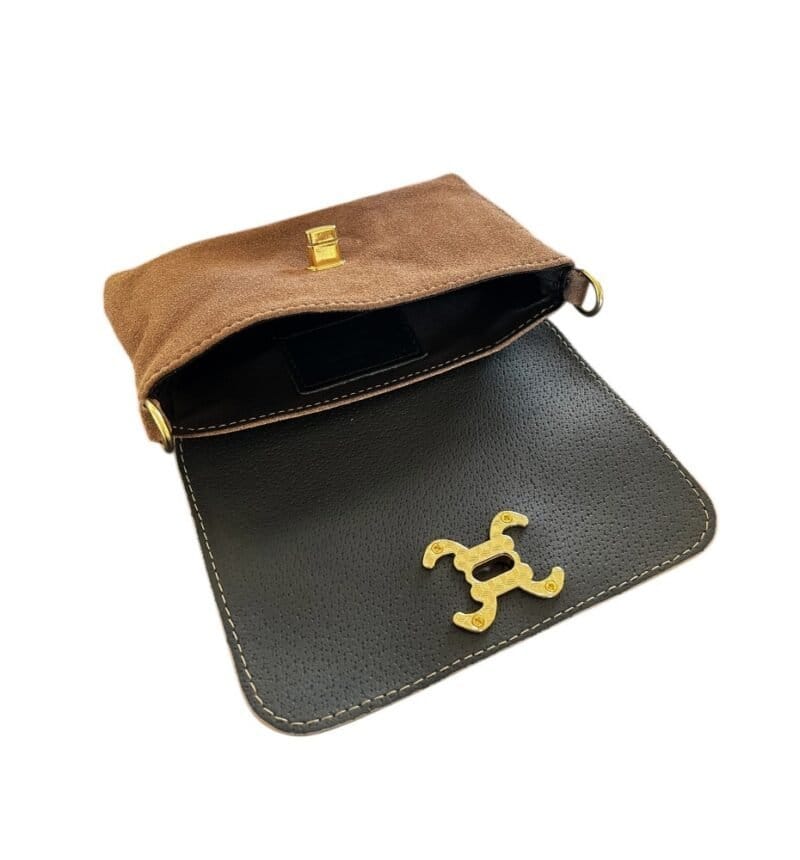 Suede Schoudertas taupe gouden sierslot suede schoudertasjes kopen bestellen draaislot open