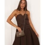 Suede Schoudertas taupe gouden sierslot suede schoudertasjes kopen bestellen1