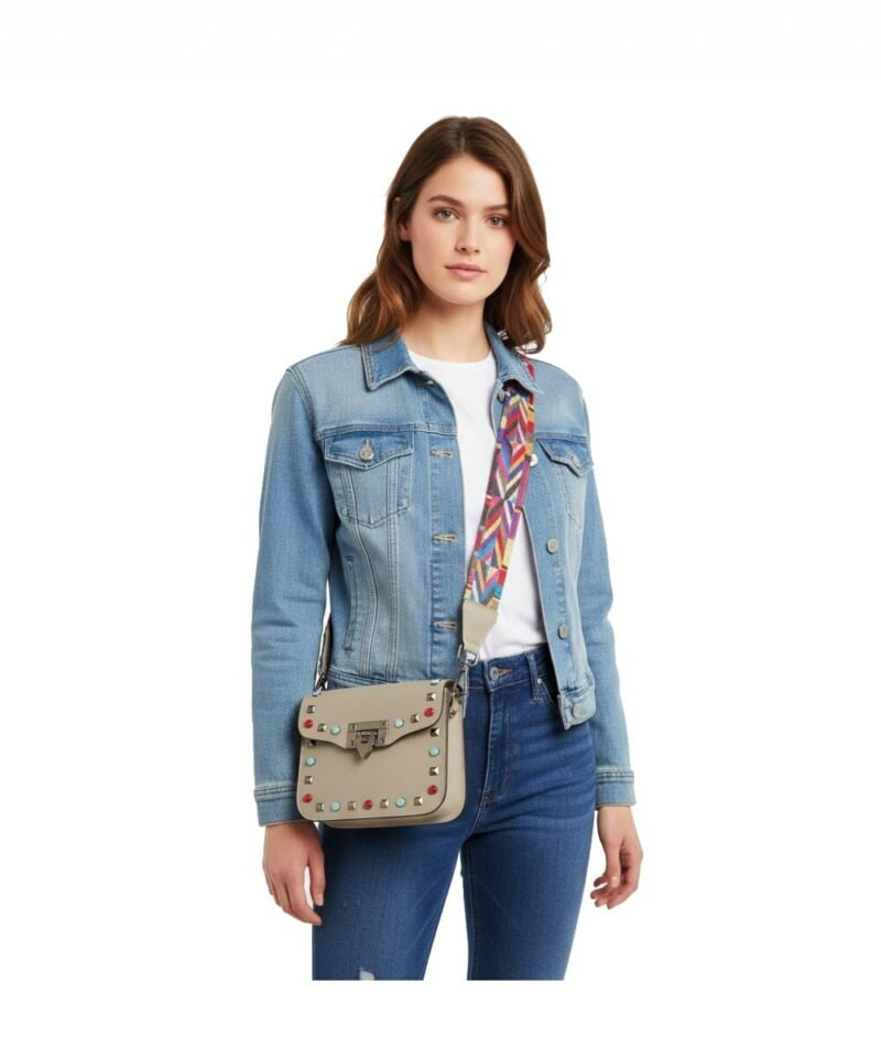 Taupe-Leren-Tas-rockstuds-taupe-leren-tassen-gekleurde-studs-gouden-details-look-a-like-guitar-bagstrap-tassenhengsel-dames-tas-model