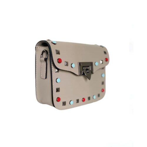 Taupe-Leren-Tas-rockstuds-taupe-leren-tassen-gekleurde-studs-gouden-details-look-a-like-guitar-bagstrap-tassenhengsel-dames-tas-side-