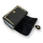 Zwarte Leren Schoudertas Ketting detail zwart stevige look a like schoudertassen gouden ketting detail trendy italiaans leder kopen bestellen open