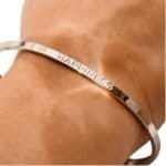 Armband-Happiness-zilver-zilveren-dames-bracelet-armbanden-stainless-steel-rvs-met-tekst-gegraveerd-kopen-trendy-sieraden model-Photoroom