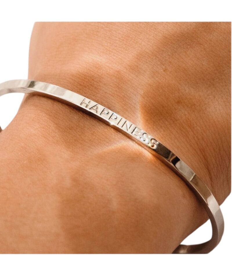 Armband-Happiness-zilver-zilveren-dames-bracelet-armbanden-stainless-steel-rvs-met-tekst-gegraveerd-kopen-trendy-sieraden model-Photoroom