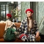 Baret-Hartjes-rood-rode-dames-baret-hoofdeksels-petten-mutsen-hoeden-online-fashion-kopen-bestellen-winter-accessoires model-Photoroom