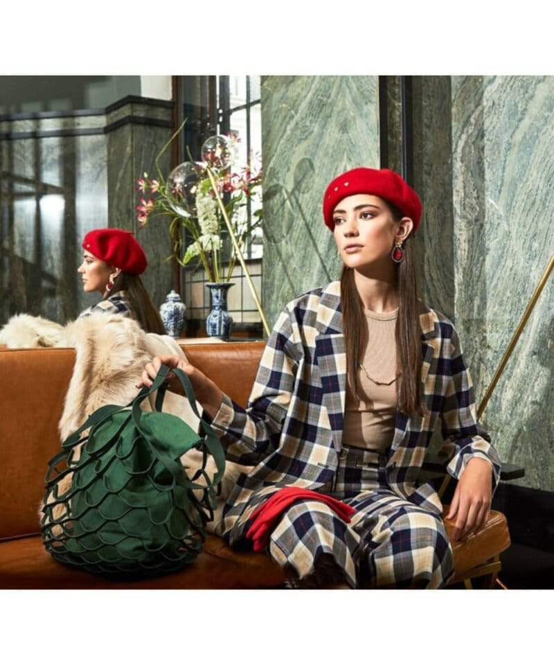 Baret-Hartjes-rood-rode-dames-baret-hoofdeksels-petten-mutsen-hoeden-online-fashion-kopen-bestellen-winter-accessoires model-Photoroom
