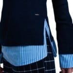 Blauwe-Sweater-Hemd-donker-blauwe-dames-truien-met-gestreept-hemd-detail-onder-trui-sweater-winter-kleding-werk-online-fashion-bestellen-detail-1-768x1152-Photoroom