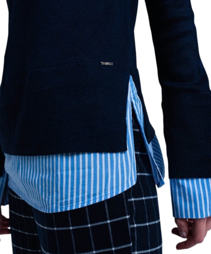Blauwe-Sweater-Hemd-donker-blauwe-dames-truien-met-gestreept-hemd-detail-onder-trui-sweater-winter-kleding-werk-online-fashion-bestellen-detail-1-768x1152-Photoroom