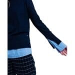 Blauwe-Sweater-Hemd-donker-blauwe-dames-truien-met-gestreept-hemd-detail-onder-trui-sweater-winter-kleding-werk-online-fashion-bestellen-detail-768x922-Photoroom