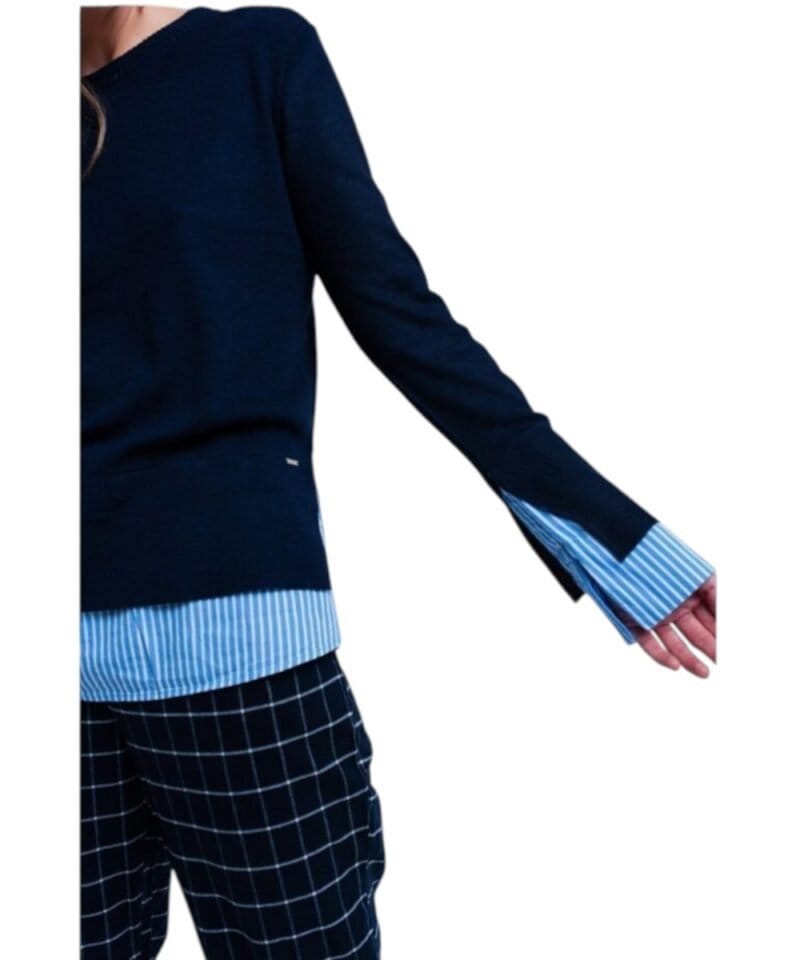 Blauwe-Sweater-Hemd-donker-blauwe-dames-truien-met-gestreept-hemd-detail-onder-trui-sweater-winter-kleding-werk-online-fashion-bestellen-detail-768x922-Photoroom