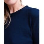 Blauwe-Sweater-Hemd-donker-blauwe-dames-truien-met-gestreept-hemd-detail-onder-trui-sweater-winter-kleding-werk-online-fashion-kopen-online-1-768x922-Photoroom