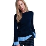 Blauwe-Sweater-Hemd-donker-blauwe-dames-truien-met-gestreept-hemd-detail-onder-trui-sweater-winter-kleding-werk-online-fashion-kopen-online-600x900-Photoroom