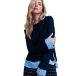 Blauwe-Sweater-Hemd-donker-blauwe-dames-truien-met-gestreept-hemd-detail-onder-trui-sweater-winter-kleding-werk-online-fashion-kopen-online--768x922-Photoroom