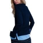 Blauwe-Sweater-Hemd-donker-blauwe-dames-truien-met-gestreept-hemd-detail-onder-trui-sweater-winter-kleding-werk-online-fashion-kopen-online-achter-768x922-Photoroom