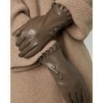 Bruin Handschoenen Cozy Day bruine faux leren handschoenen met volant en knopen yehwang kopen bestellen model