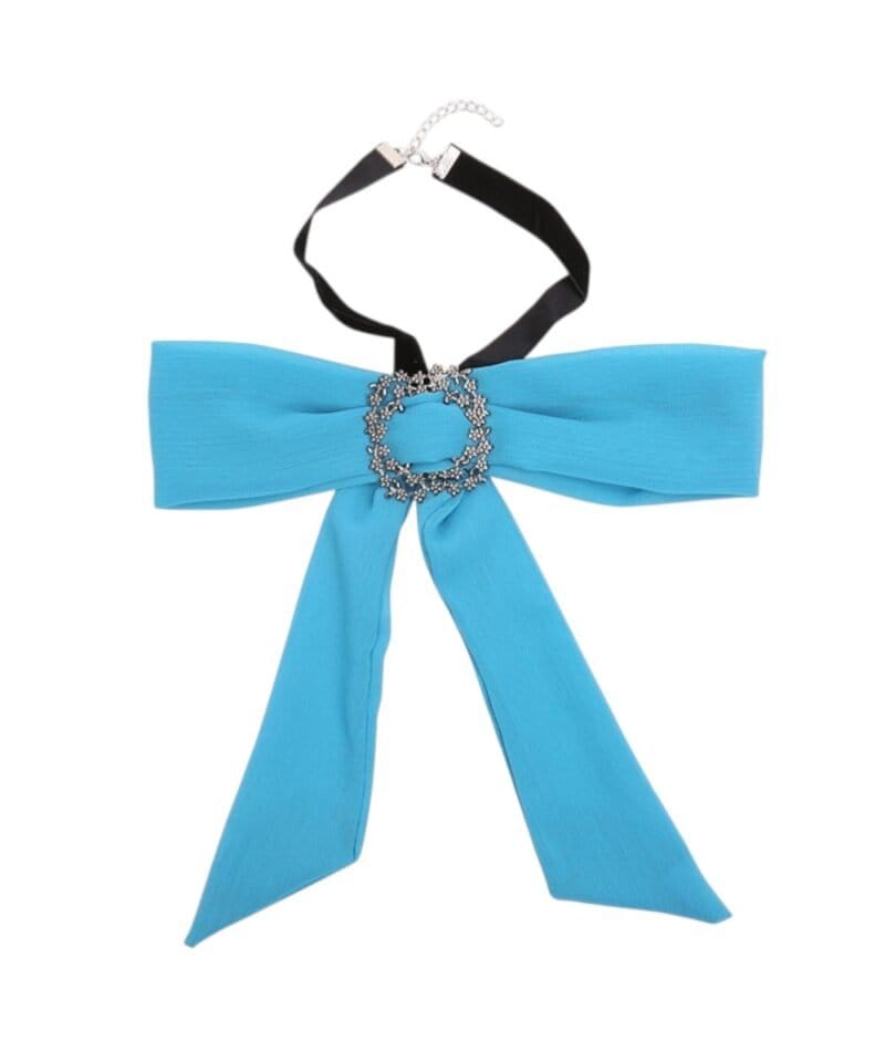 Choker-Bow-Tie-Jewel-blauw-blauwe-dames-stropdas-strik-look-a-like-Web-bow-brooch-zilveren-broche-musthave-fashion-items-online-Photoroom
