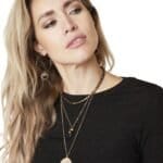 Dubbele-Ketting-Lucky-Tooth-goud-gouden-dubbele-kettingen-slagtand-bedel-cirkels-statement-sieraden-kopen-trends-kado model-Photoroom
