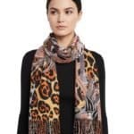 Duo-Sjaal-Colorful-Paradise-oranje-geel-gele-1-kant-multi-gekleurde-sjaal-andere-kant-zwarte-sjaal-winter-musthaves-giuliano-sjaals-omslagdoeken-model-Photoroom