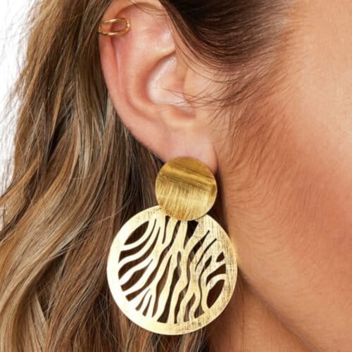 Earcuff-Double-goud-guoden-oor-machette-ear-cuff-ear-cuffs-oorbellen-oorbel-gekruist-gekruisde-trendy-trends-earcandy-kopen model-Photoroom