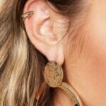 Earcuff-Hope-goud-gouden-oor-machette-ear-cuff-ear-cuffs-oorbellen-oorbel-zwarte-steentjes-trendy-trends-earcandy-kopen-model-Photoroom