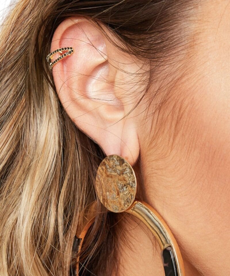 Earcuff-Hope-goud-gouden-oor-machette-ear-cuff-ear-cuffs-oorbellen-oorbel-zwarte-steentjes-trendy-trends-earcandy-kopen-model-Photoroom