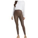 Faux Leatherlook Legging Bruine-leatherlook-Vegan-Legging-bruin-hoge-taille-trendy-dames-leggings-kopen-bestellen-model-Photoroom