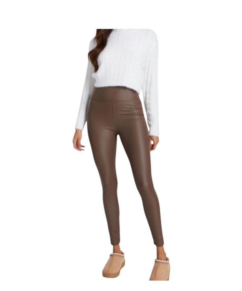Faux Leatherlook Legging Bruine-leatherlook-Vegan-Legging-bruin-hoge-taille-trendy-dames-leggings-kopen-bestellen-model-Photoroom