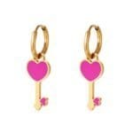 Gouden RVS Oorbel Pink Heartkey roze -gouden-oorbellen-met-fuchsia-hartje-fashion-sieraden-kopen-bestellen--Photoroom