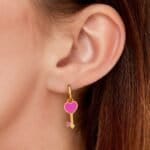 Gouden RVS Oorbel Pink Heartkey roze -gouden-oorbellen-met-fuchsia-hartje-fashion-sieraden-kopen-bestellen--model