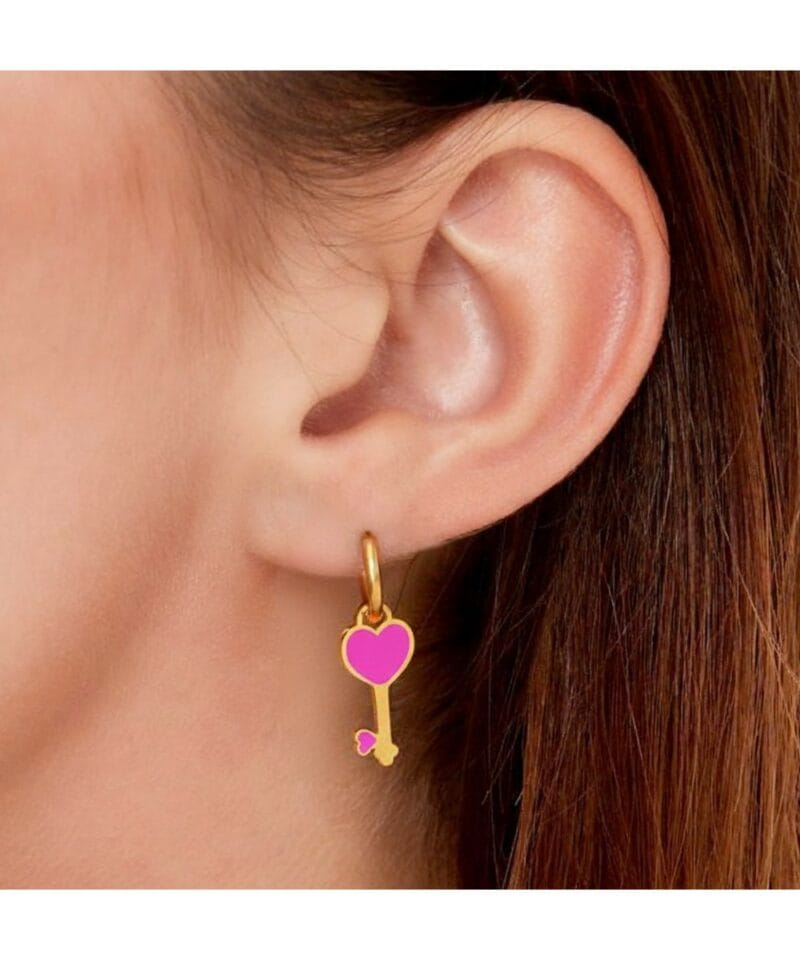 Gouden RVS Oorbel Pink Heartkey roze -gouden-oorbellen-met-fuchsia-hartje-fashion-sieraden-kopen-bestellen--model