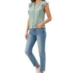 Groene Katoenen Blouse Emma g1roen trendy dames blousen v hals gehaakt deel rusches mouwloos kleding kopen bestellen model-Photoroom
