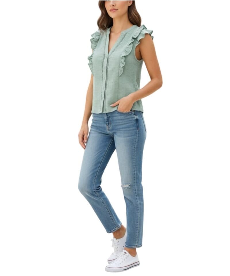 Groene Katoenen Blouse Emma g1roen trendy dames blousen v hals gehaakt deel rusches mouwloos kleding kopen bestellen model-Photoroom