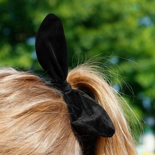 Haar-elastiek-Sweet-Bow-zwart zwarte -velourse-velvet-haarelastiek-haarband-konijnen-oortjes-musthave-fashion-haar-accessoires-haarbanden-model