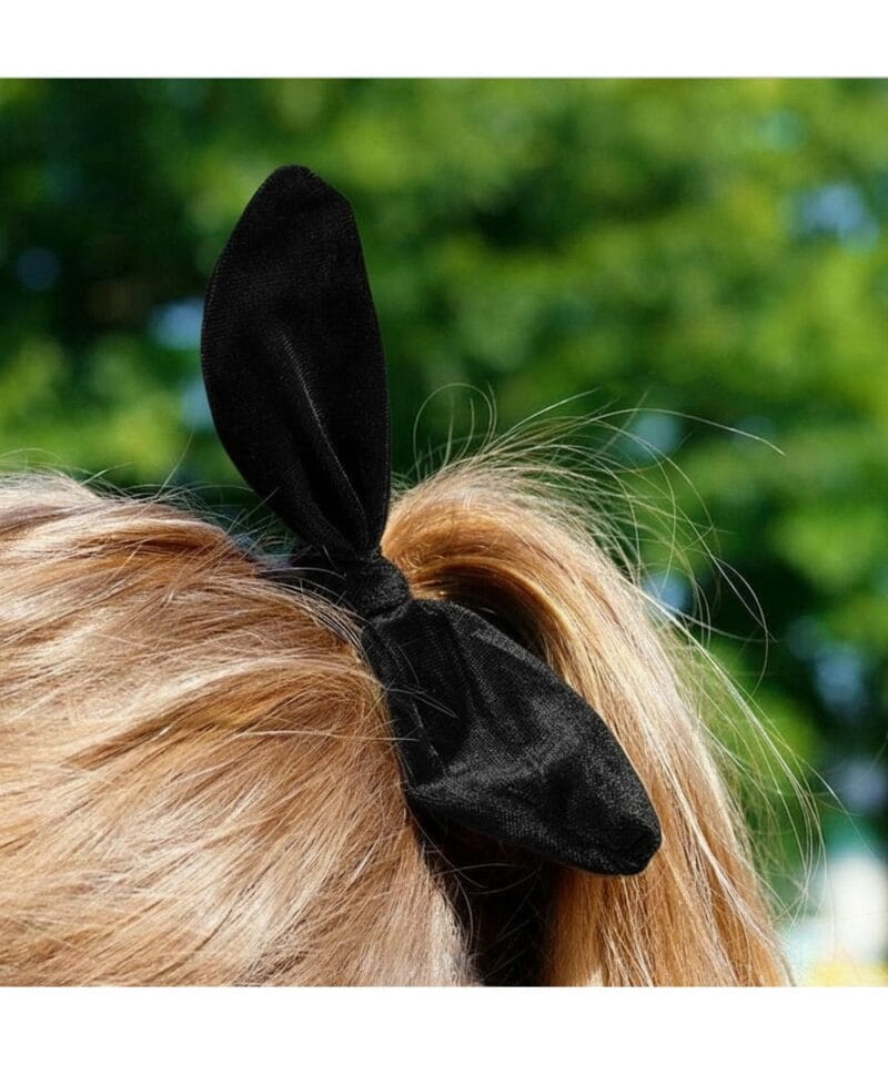Haar-elastiek-Sweet-Bow-zwart zwarte -velourse-velvet-haarelastiek-haarband-konijnen-oortjes-musthave-fashion-haar-accessoires-haarbanden-model