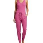 Jumpsuit-Sporty-fuchsia-roze-lange jumpsuit-ribbel-ribgebreid-stof-trendy-dames-kleding-kopen-bestellen-festival model-Photoroom